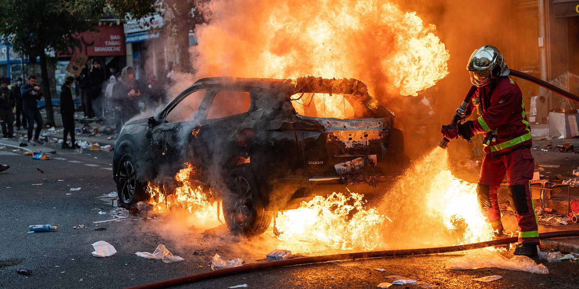 Looters empty Apple stores in France amid protests