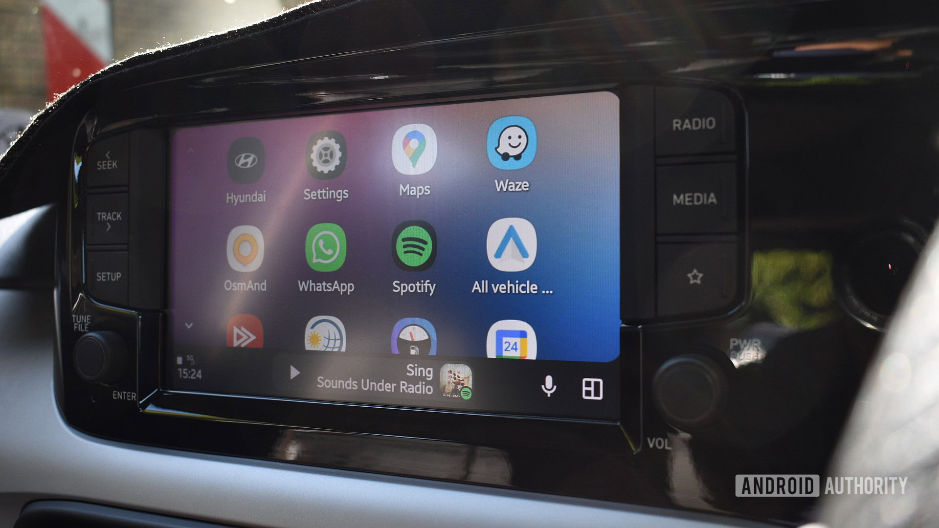 Android Auto's signal bars are returning to dashboards