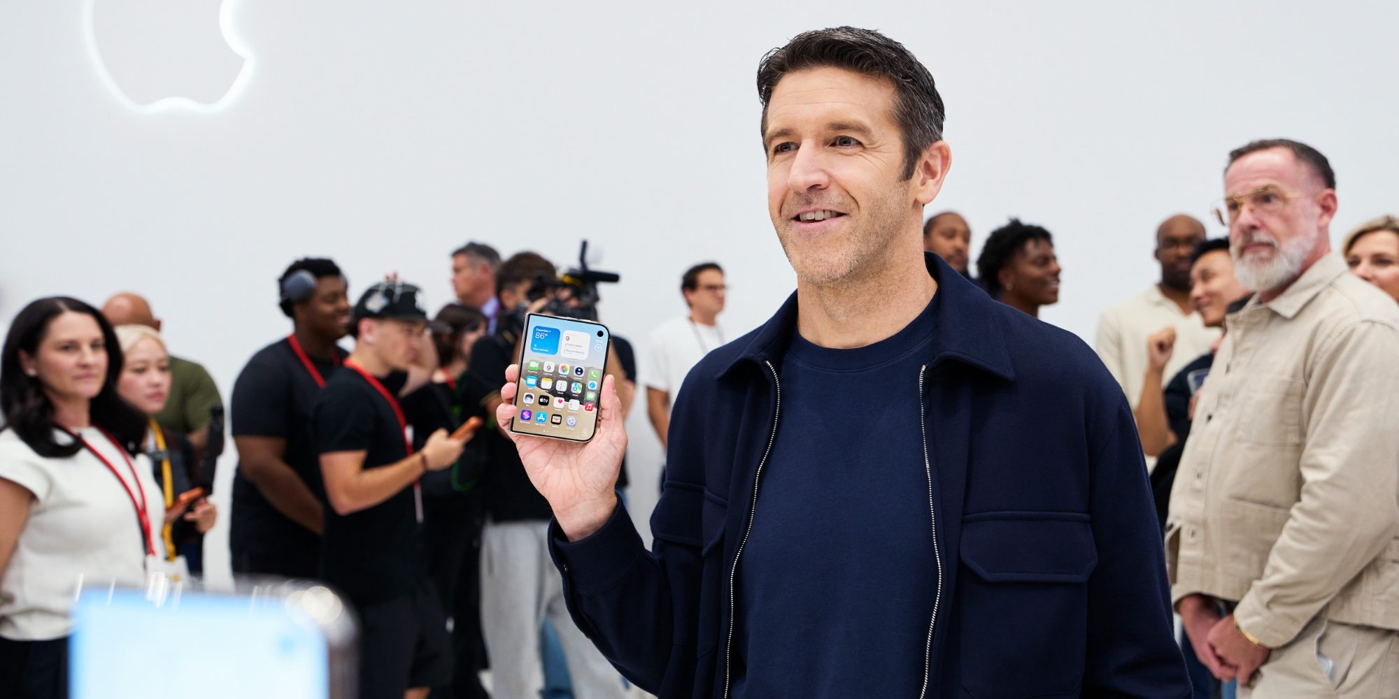 Apple calls iPhone Duo pre-order demand 'extraordinary'