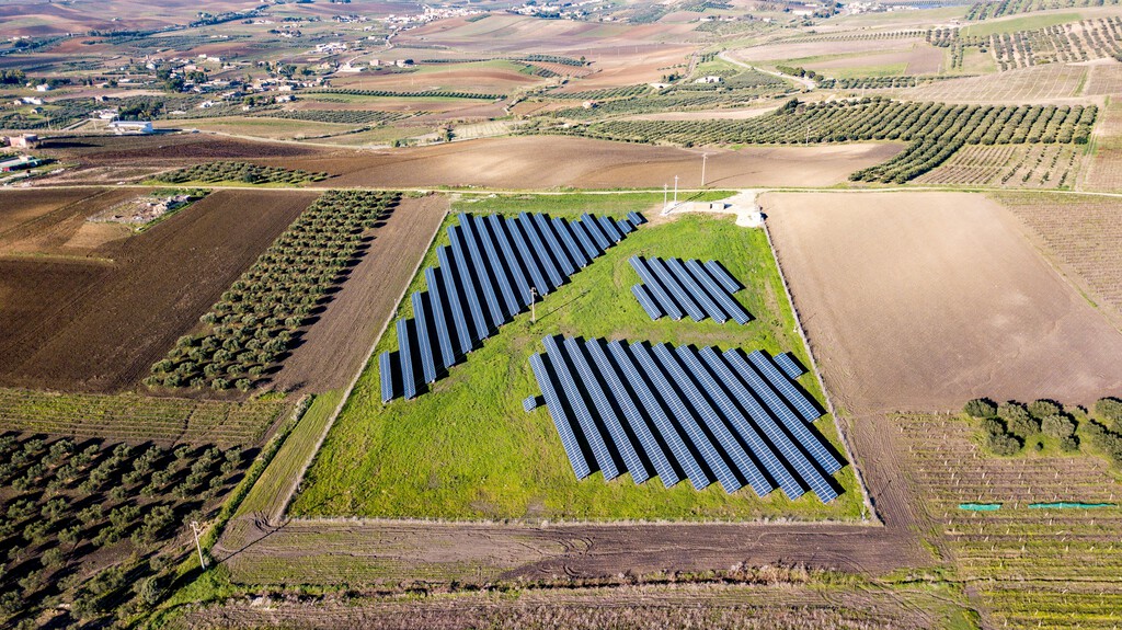 Solar panels protect farmers from heat in crops