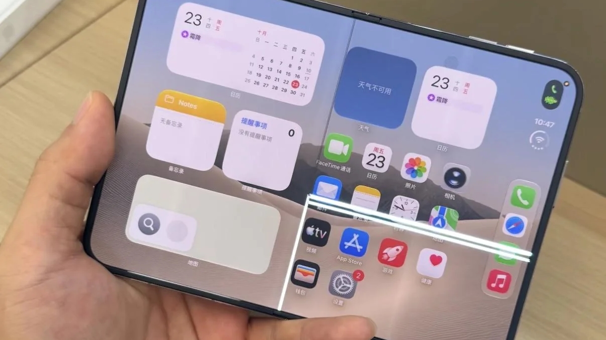 iPhone Duo Display Cracks Reported Along the Hinge