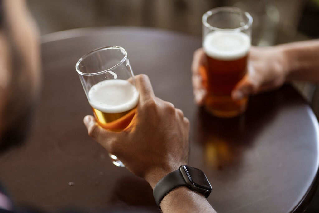 La cerveza no cura la resaca, solo la prolonga