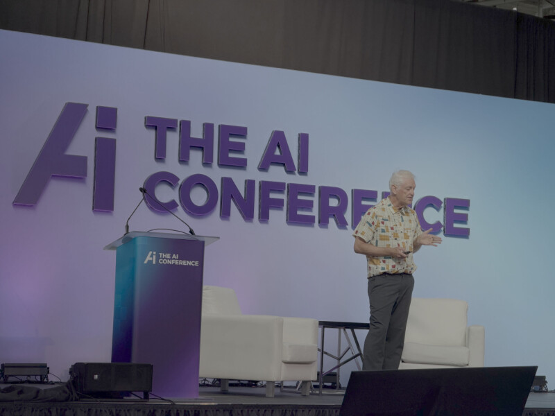 Peter Norvig aboga por la programación con IA en conferencia