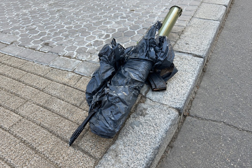Encuentran un fusil y un posible lanzagranadas en Sevilla