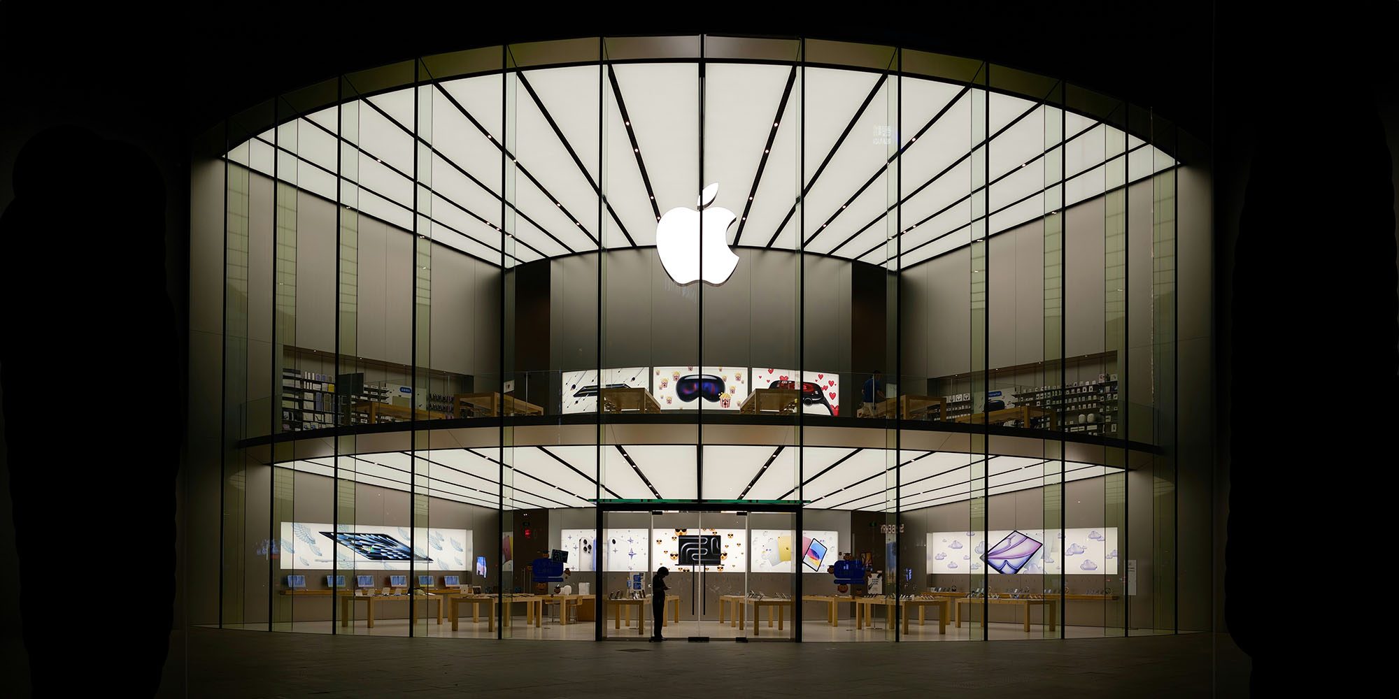 Apple gains market share in China as smartphone shipments slump