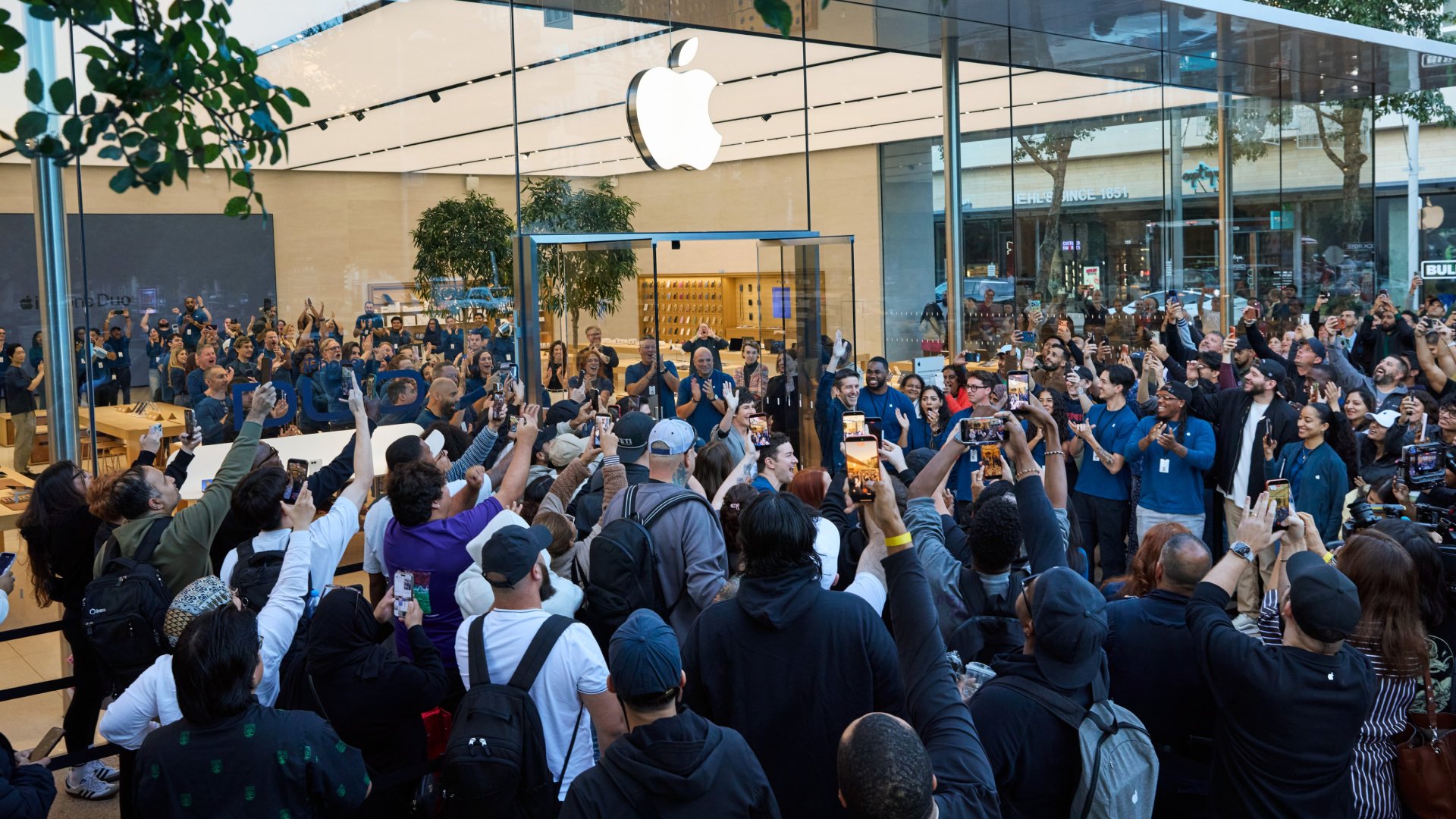 iPhone Duo Sparks Long Lines at Apple Stores