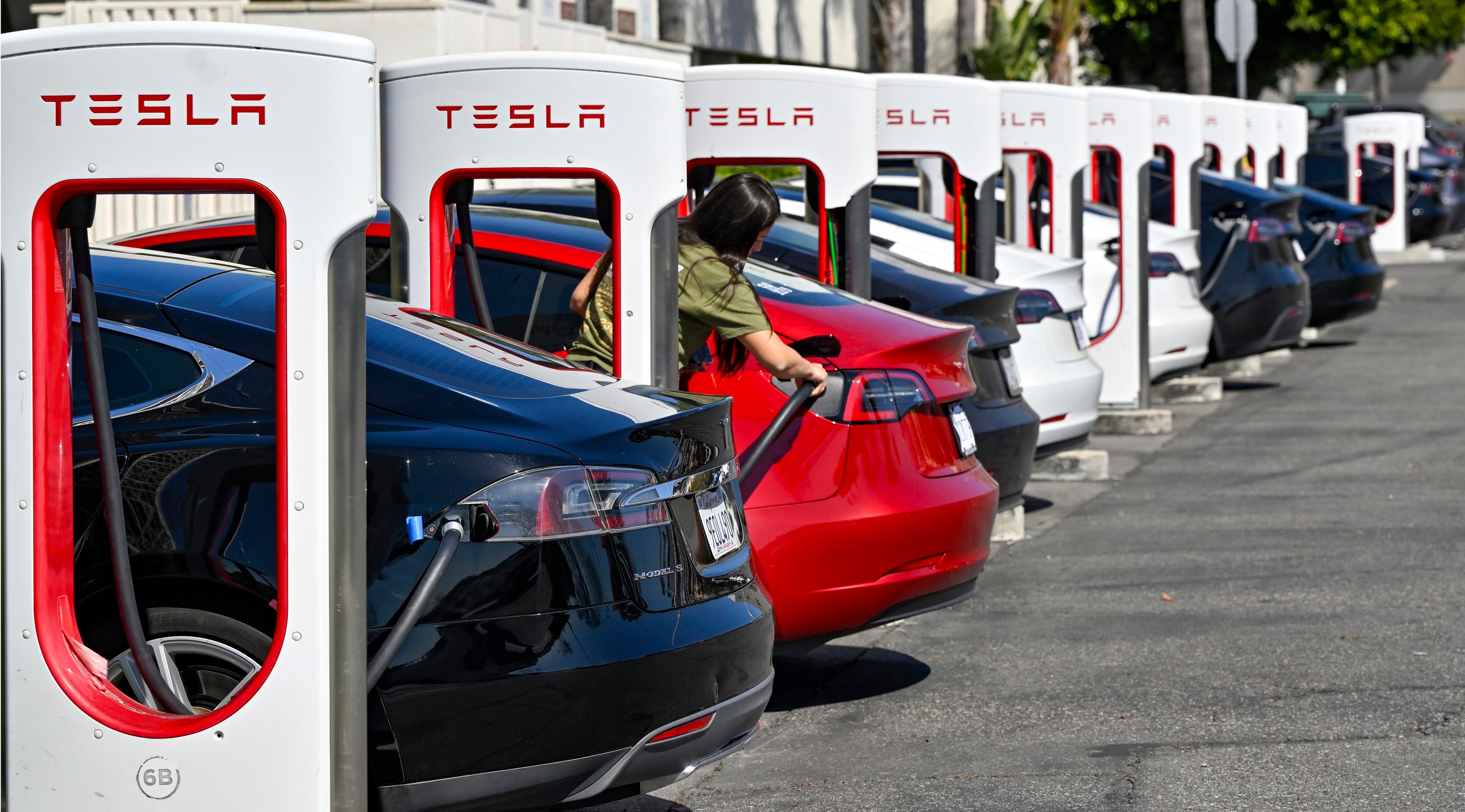 Tesla allows quick exit from charging in emergencies